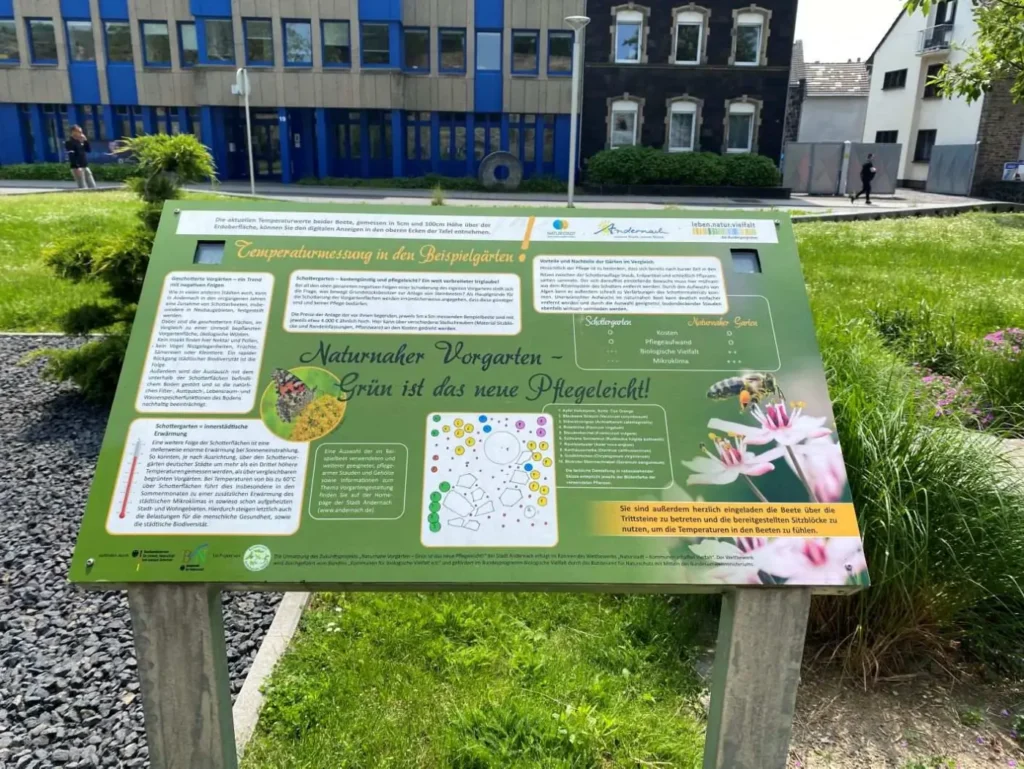 Kommunen für biologische Vielfalt - Praxisbeispiel - Stadt Andernach – Naturnaher Vorgarten – Grün ist das neue Pflegeleicht!1 - Infotafel mit digitaler Temperaturanzeige der Schaubeete