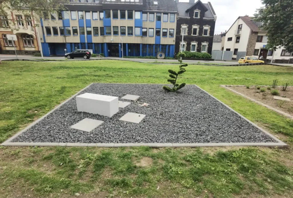 Kommunen für biologische Vielfalt - Praxisbeispiel - Stadt Andernach – Naturnaher Vorgarten – Grün ist das neue Pflegeleicht!4 - Schaubeet 2: Schotterbeet