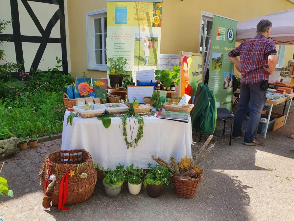 Kommunen für biologische Vielfalt - Praxisbeispiel - Verbandgemeinde Asbach – Groß und Klein – gemeinsam für mehr Artenvielfalt und eine intakte Umwelt3 - Pflanzmarkt mit Infostand