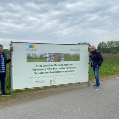 Kommunen für biologische Vielfalt - Praxisbeispiel - Stadt Bersenbrück – Naturnahes Wohngebiet Woltruper Wiesen V1 - Hinweisschild auf der Projektfläche
