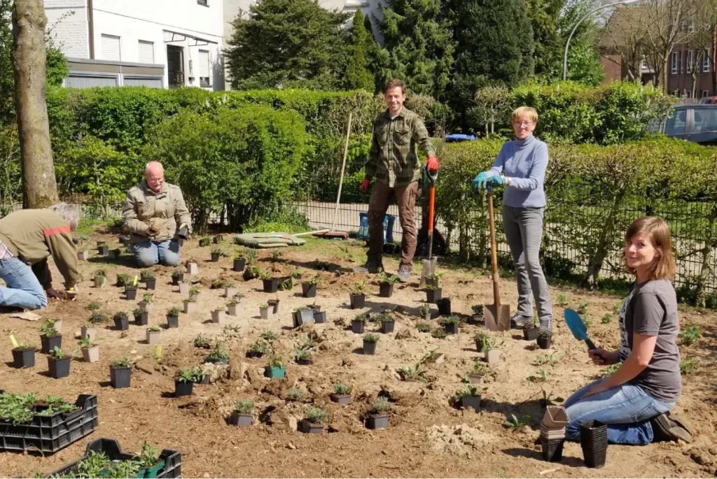 Kommunen für biologische Vielfalt - Praxisbeispiel - Stadt Dorsten – Von Roten Listen zu grünen Oasen – Auf Trittsteinen unterwegs in Dorsten4 - Pflanzaktion Schmetterlingsoase