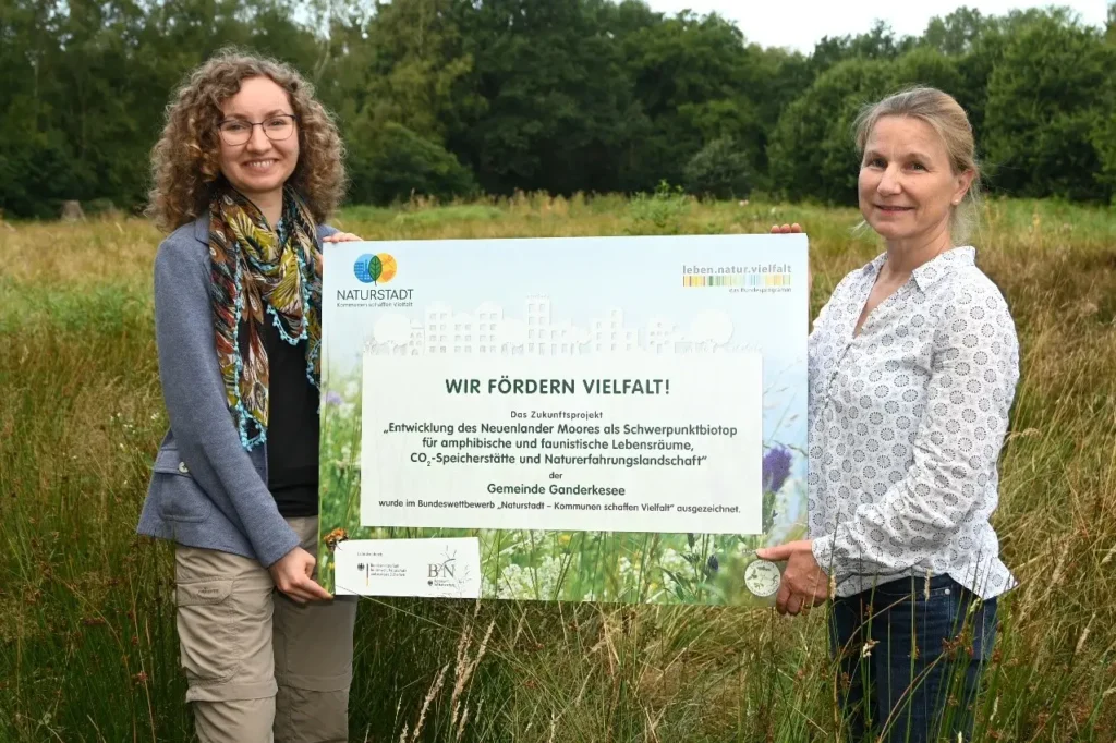 Kommunen für biologische Vielfalt - Praxisbeispiel - Gemeinde Ganderkesee – Entwicklung des Neuenlander Moores als Schwerpunktbiotop für amphibische und faunistische Lebensräume, CO2-Speicherstätte und Naturerfahrungslandschaft4 - Auszeichnung der Gemeinde