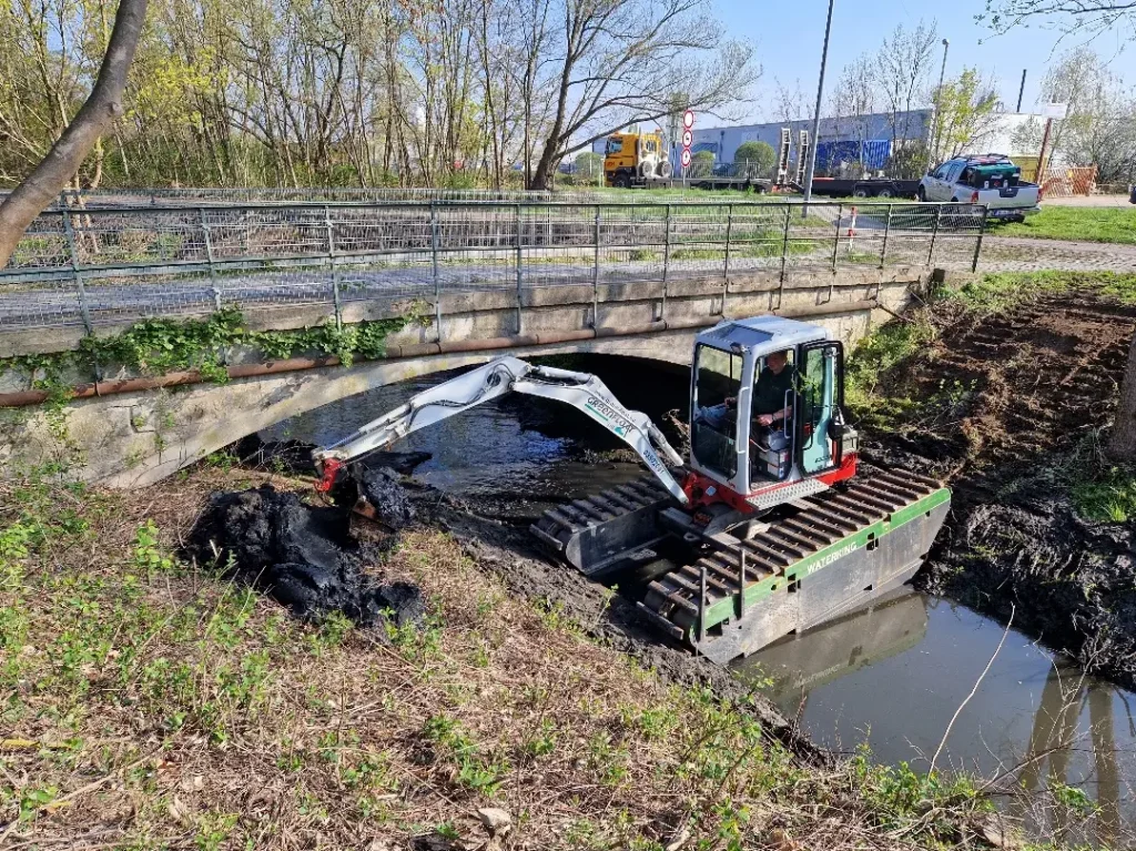 Kommunen für biologische Vielfalt - Praxisbeispiel - Stadt Hildesheim – Libellenflugplatz Gut Steuerwald2 - Einsatz eines Schwimmbaggers