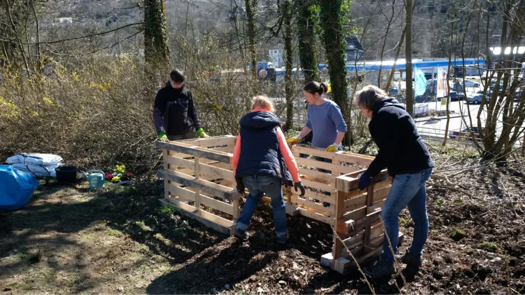 Kommunen für biologische Vielfalt - Praxisbeispiel - Oberbergischer Kreis – Es blüht und summt in Oberberg! Der naturfreundliche Garten der VHS Oberberg als neuer Lernort1 - VHS-Kurs Kompostbau