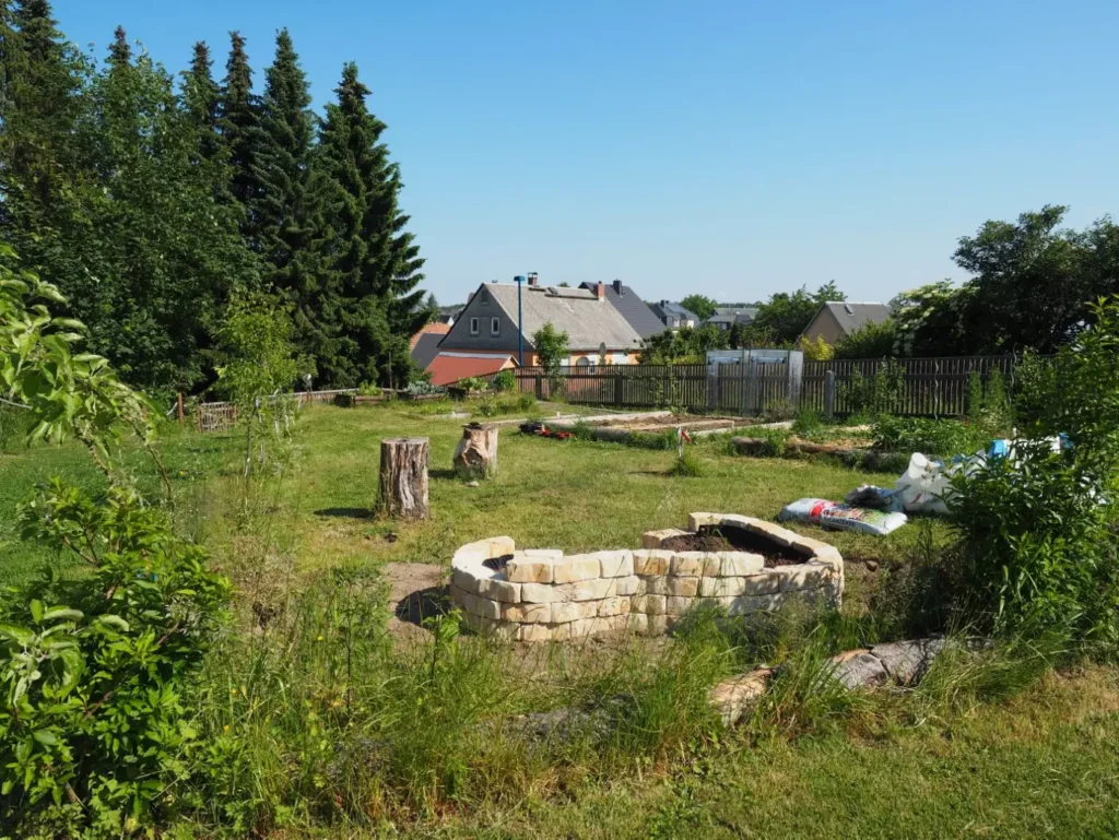 Kommunen für biologische Vielfalt - Praxisbeispiel - Stadt Oelsnitz – Streuobstkindergarten2 - Hochbeet und Trockensteinmauer in der Streuobstkita