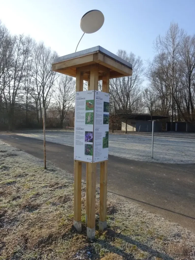 Kommunen für biologische Vielfalt - Praxisbeispiel - Stadt Pfaffenhofen – Gerolspark: Lebensräume leben3 - Infostele zum Projekt im Gerolspark
