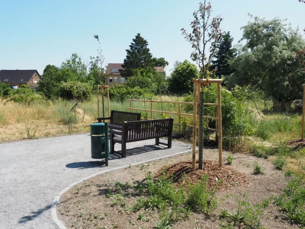 Kommunen für biologische Vielfalt - Praxisbeispiel - Stadt Sandersdorf-Brehna – Nachhaltige Bildungslandschaft Postgrube1 - Barrierefreier Weg mit Sitzgruppe