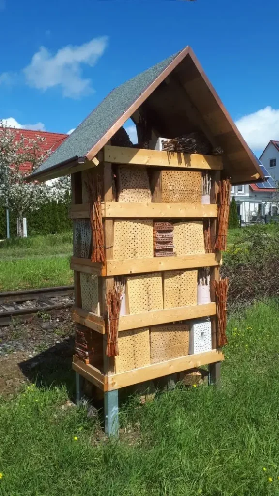 Kommunen für biologische Vielfalt - Praxisbeispiel - Stadt Vaihingen an der Enz – Aufwertung einer monotonen innerstädtischen Obstbaumwiese in eine insektenfreundliche, artenreiche Streuobstwiese4 - Insektennisthilfe