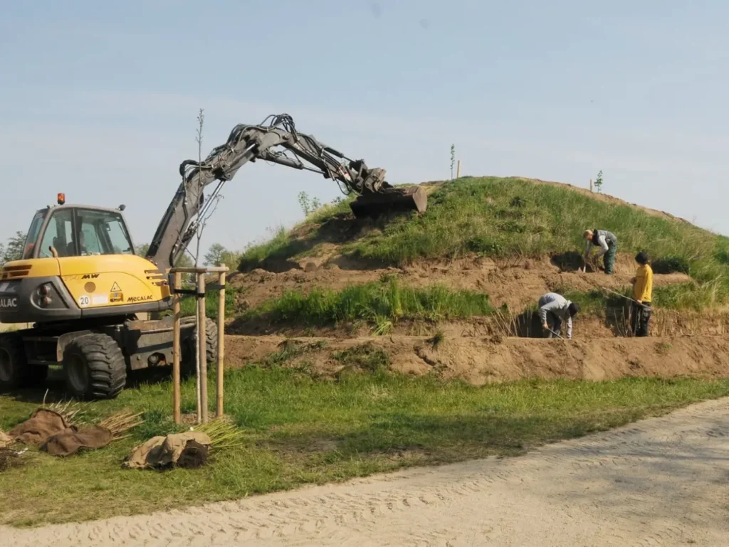 Kommunen für biologische Vielfalt - Praxisbeispiel - Wülknitz / Elbe-Röder-Dreieck – Artenvielfalt und Biodiversität im ländlichen Raum – Kommunen und Unternehmen im Elbe-Röder-Dreieck werden aktiv4 - Gehölzpflanzungen im Gröditzer Klimapark