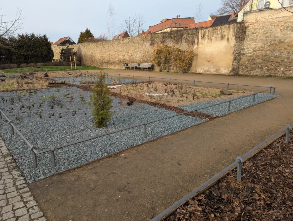 Kommunen für biologische Vielfalt - Praxisbeispiel - Stadt Haldensleben - Klima-Schaubeet4 - Negativbeispiel Schotterbeet