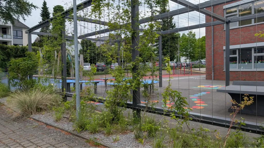 StadtGrün naturnah Haan2. Pergola an der Schule